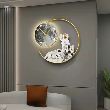Šiaurės modernus apšvietimas astronautas apvalus laikrodis kūrybinių mados kambarį sieninis laikrodis namų puošybai išjungti sieninis laikrodis